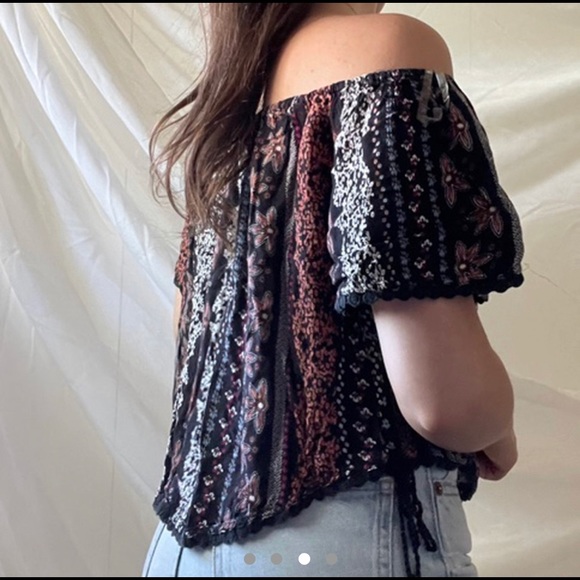 H&M patterned off the shoulder shirt - Picture 4 of 4